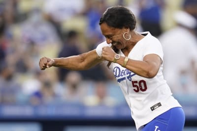 Mom throws best: Dave Roberts' mom tosses 1st pitch in LA