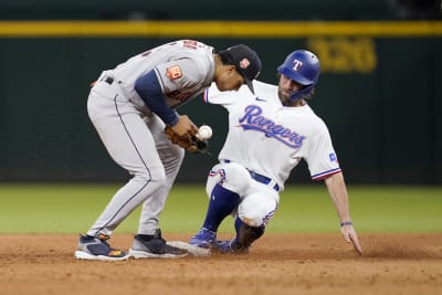 Altuve scores on wild pitch in 10th, Astros beat Texas 4-3