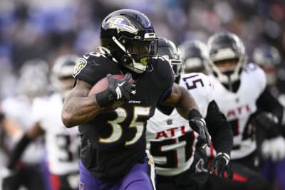 TAMPA, FL - OCTOBER 27: Baltimore Ravens running back Gus Edwards (35)  carries the ball during the regular season game between the Baltimore Ravens  and the Tampa Bay Buccaneers on October 27