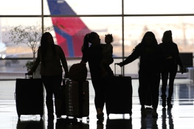 Hundreds of passengers at Reagan Airport say they were 'stranded