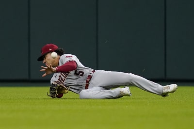 D-backs' Alek Thomas leaps to steal HR from Reds' Joey Votto