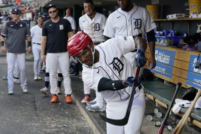 Brewers first base coach goes viral for awesome shoes