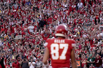 Kansas City Chiefs tight end Travis Kelce joins wedding of Chiefs fans