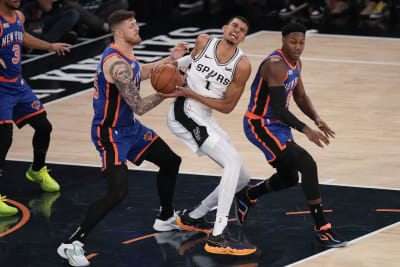 Knicks All-Star guard Jalen Brunson bruises left knee early in New York's  107-98 win over Cavaliers