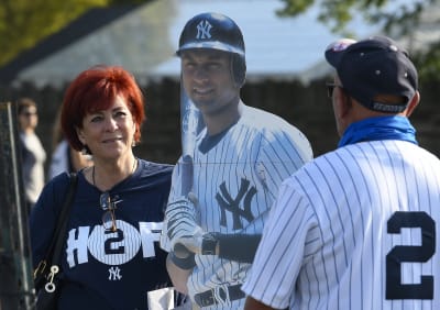 Derek Jeter offers Yankees advice during Old-Timers' Day debut