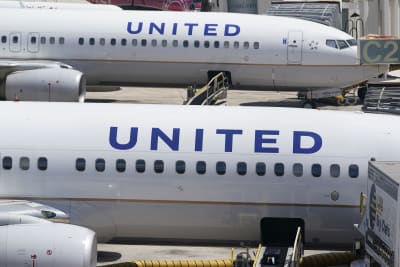 United Airlines says customers are 'welcome' to wear leggings — unlike  teens who used special passes - Los Angeles Times