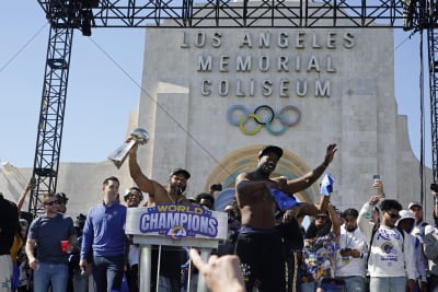 Rams fans cheer Super Bowl champions at Los Angeles victory parade 