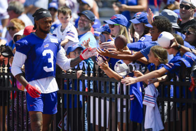 Bills' Damar Hamlin attends 1st game since collapse, waves to fans