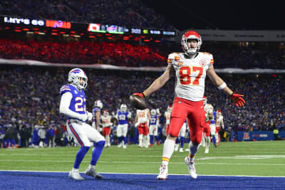 Chiefs' Andy Reid and Travis Kelce hash things out after sideline