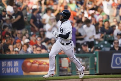 Willi Castro robs home run with card in other hand