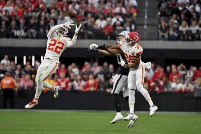 Mahomes Sets Record, Chiefs Beat Raiders for AFC's Top Seed - Bloomberg