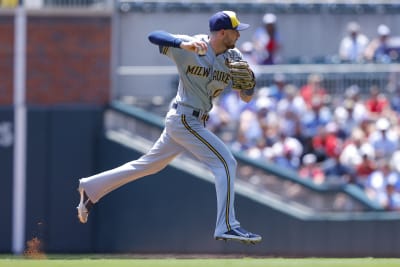 Christian Yelich powers Brewers to sweep of Royals