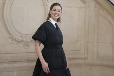 Street style, close up at Dior Spring Summer 2022 Haute Couture