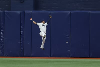 Blue Jays' Kiermaier leaves game after making leaping catch at wall