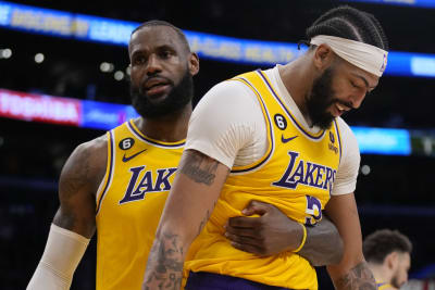 LeBron hurt late in Clippers' 114-101 win over Lakers