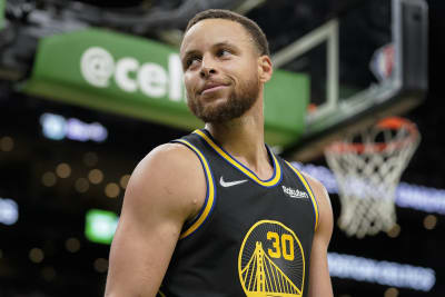 Curry scores 43 to beat Boston, Warriors tie NBA Finals 2-2