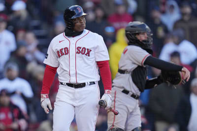 Miguel Cabrera throws glove at pickoff try, gets out anyway