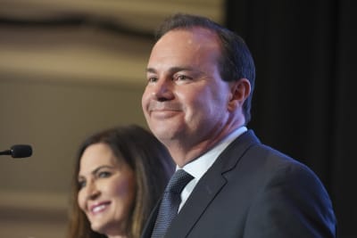 Sen. Mike Lee brushes off opponents to win Utah GOP primary