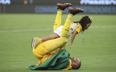 Rony of Brazil's Palmeiras heads the ball in an attempt to score during a  Copa Libertadores round of sixteen first leg soccer match against  Paraguay's Cerro Porteno in Asuncion, Paraguay, Wednesday, June