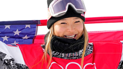 U.S. snowboarders Chloe Kim, Shaun White advance to halfpipe finals