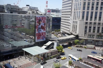 Trevor Bauer wins first Japanese debut, greeted by welcoming crowd