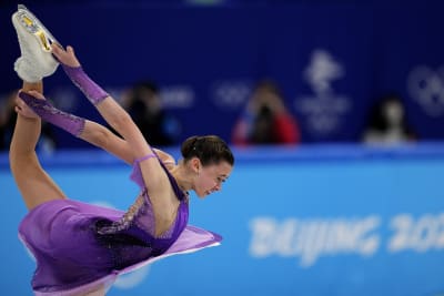 Winter Olympics: Russian figure skater Kamila Valieva finishes fourth after  error-filled performance - Chicago Sun-Times