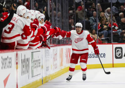 Detroit Red Wings alumni all smiles after beating Toronto Maple Leafs