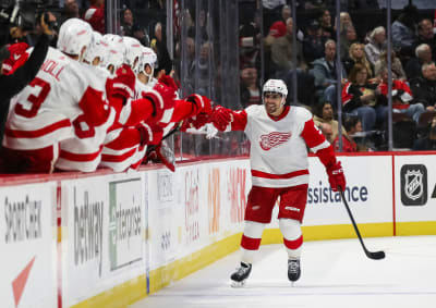 Detroit Red Wings win fifth straight, top Calgary Flames, 6-2