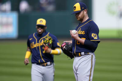 Brewers celebrate 2nd straight playoff berth with wild clubhouse