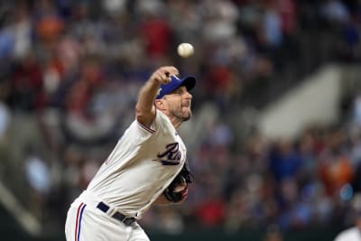 Pitcher Joe Niekro of the Houston Astros pitches against the