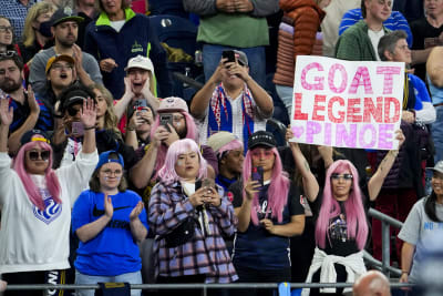 Megan Rapinoe honored by team OL Reign in front of record NWSL