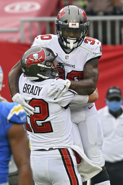 Brady throws for 5 TDs, Bucs rally to beat Chargers 38-31