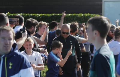 Gareth Bale arrives in London to complete Tottenham return