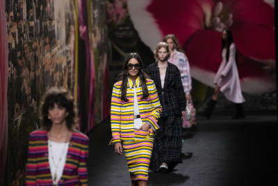 Sadie Sink arrives at a Chanel Haute Couture Spring-Summer 2023 collection  presented in Paris, Tuesday, Jan. 24, 2023. (AP Photo/Lewis Joly Stock  Photo - Alamy