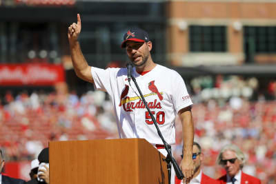 Wainwright re-signs with Blues?' Cards pitcher has fun with fans