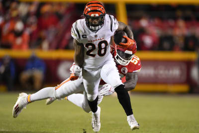 Bengals' Joe Mixon charged with pointing gun at woman