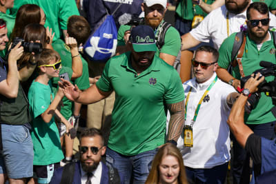 Notre Dame holds down Texas offense, wins CWS opener 7-3