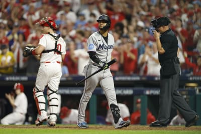 Skip Schumaker gets 1st win, Marlins beat Mets 2-1