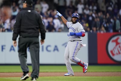 Jays' Guerrero hits 3 HRs vs Yanks despite bloodied hand