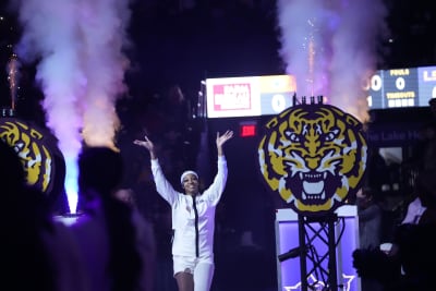 LSU wins 1st College World Series title since 2009, beating Florida 18-4  one day after 20-run loss