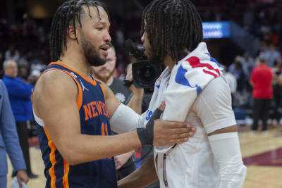 Amid controversy, Knicks edge Pistons on late layup