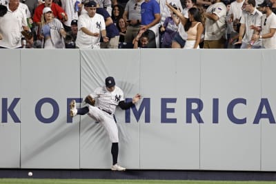 Tim Locastro tears ACL making leaping catch at the wall vs. Red