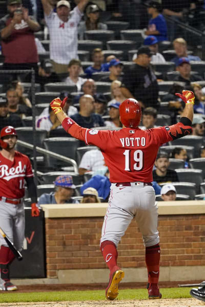 Votto homers in 7th straight game, one shy of MLB record