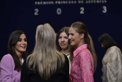 Spain's royals honor Asturias prize winners, including Meryl Streep and Haruki  Murakami