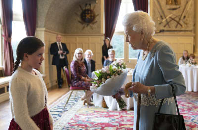 Queen Elizabeth's Purse: See Her Handbags Over 70 Years [PHOTOS]