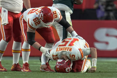 Mahomes leads way as Kansas City storms back to beat Eagles in