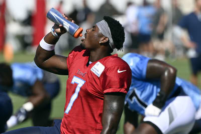 Titans defense shuts down Brady-less Buccaneers 34-3