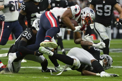 Jones snags lateral on final play, Raiders stun Patriots