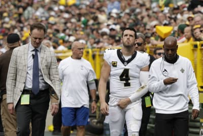 Saints' Derek Carr leaves game vs Packers with shoulder injury