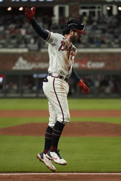 Swanson breaks out with tying HR to spark Braves' big inning